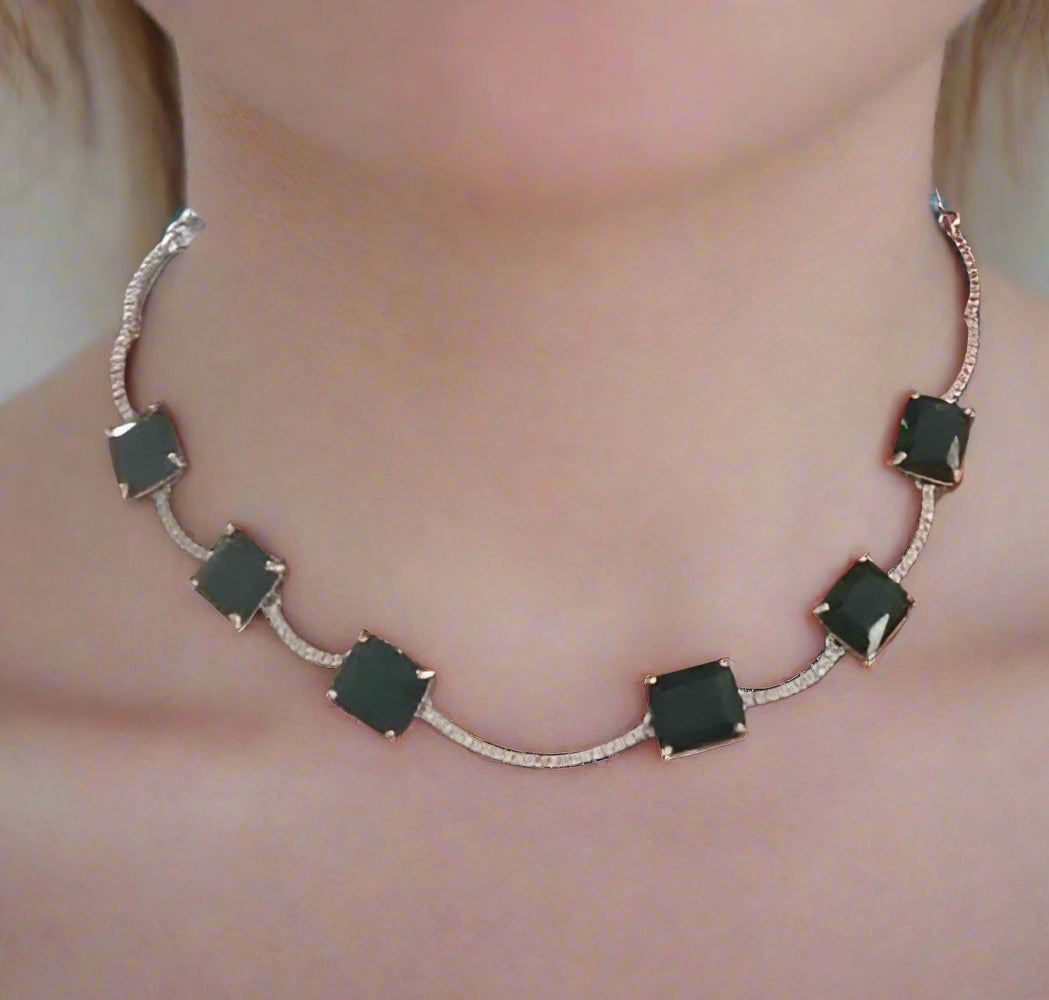 A D EMERALD GREEN NECKLACE