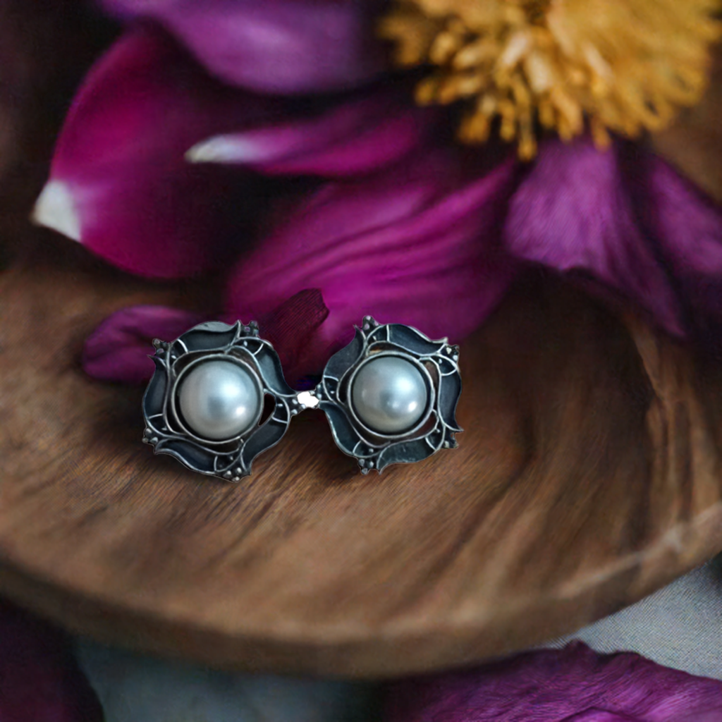 Pearl Oxidised Stud