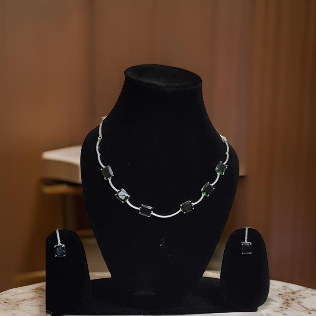A D EMERALD GREEN NECKLACE