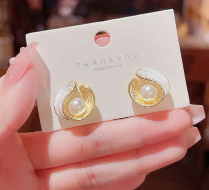 Pearl Shell Stud Earrings