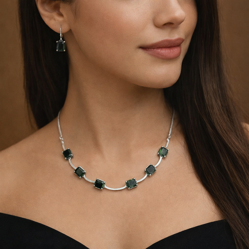 A D EMERALD GREEN NECKLACE